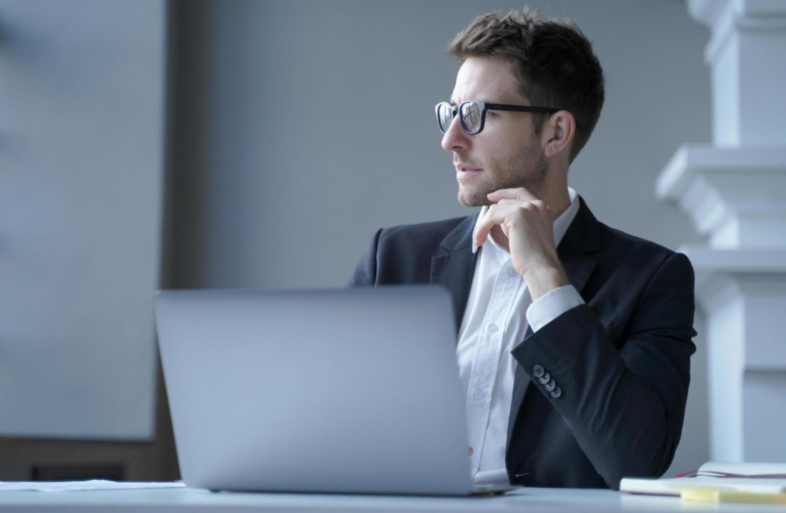 Arbeitsplatz mit Finanzanalysen und Diagrammen